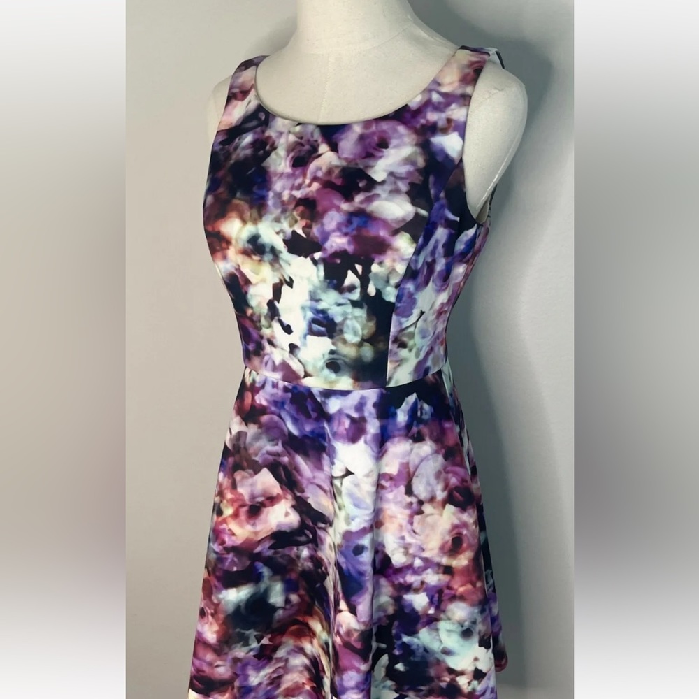 Jessica Simpson Scuba Material Dress size 4. Super Comfy! Fit & Flare fit.